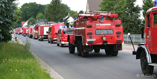 Bild: Parade der Feuerwehren durch Berkenbrück